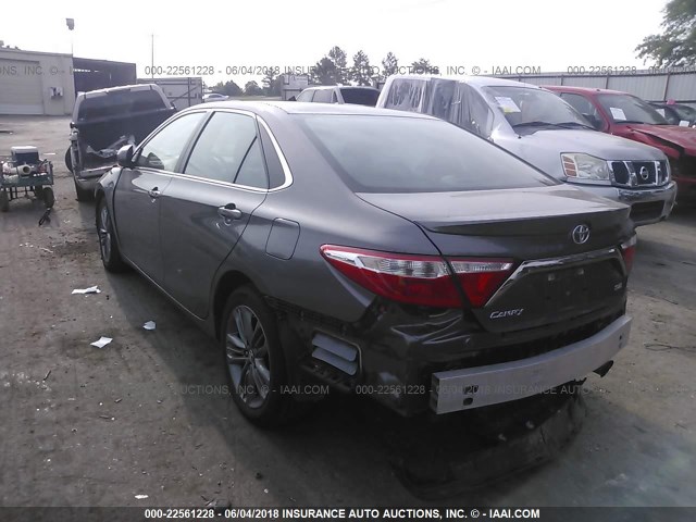 4T1BF1FK4HU445539 - 2017 TOYOTA CAMRY LE/XLE/SE/XSE ნაცრისფერი ფოტო 3
