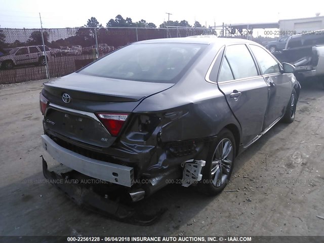 4T1BF1FK4HU445539 - 2017 TOYOTA CAMRY LE/XLE/SE/XSE ნაცრისფერი ფოტო 4