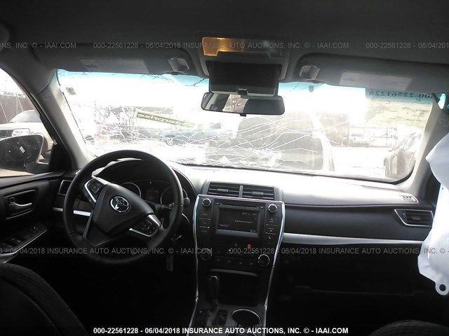 4T1BF1FK4HU445539 - 2017 TOYOTA CAMRY LE/XLE/SE/XSE ნაცრისფერი ფოტო 5
