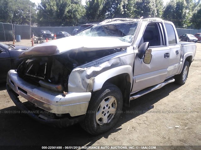 2GCEK13T061224989 - 2006 CHEVROLET SILVERADO K1500 SILVER photo 2