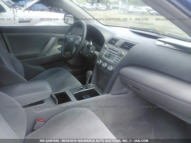 4T1BF3EK4AU527029 - 2010 TOYOTA CAMRY SE/LE/XLE ლურჯი ფოტო 5