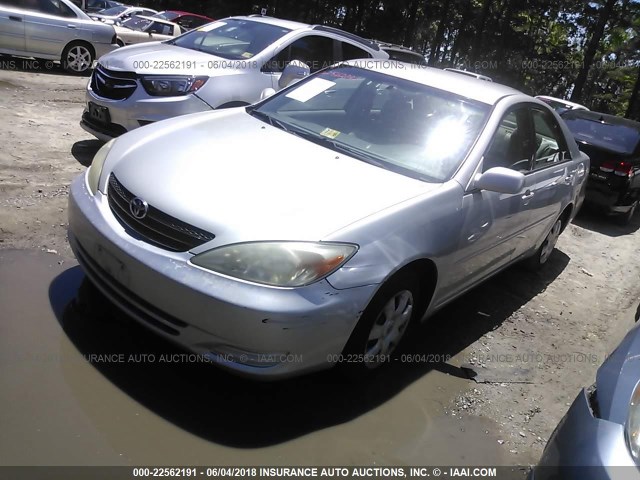 4T1BE32K42U100250 - 2002 TOYOTA CAMRY LE/XLE/SE SILVER photo 2