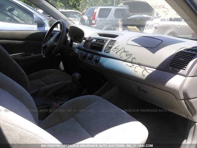 4T1BE32K42U100250 - 2002 TOYOTA CAMRY LE/XLE/SE ვერცხლისფერი ფოტო 5