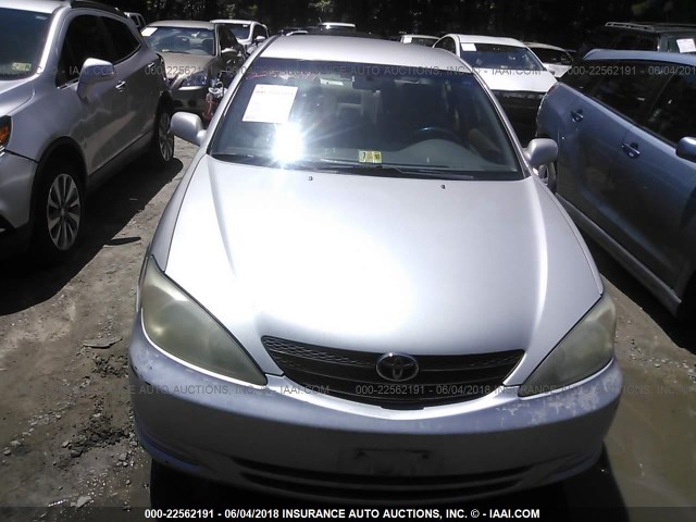 4T1BE32K42U100250 - 2002 TOYOTA CAMRY LE/XLE/SE ვერცხლისფერი ფოტო 6