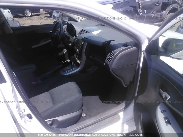 1NXBU4EE0AZ309336 - 2010 TOYOTA COROLLA S/LE/XLE WHITE photo 5