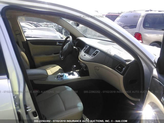 KMHGC4DF2BU128968 - 2011 HYUNDAI GENESIS 4.6L SILVER photo 5