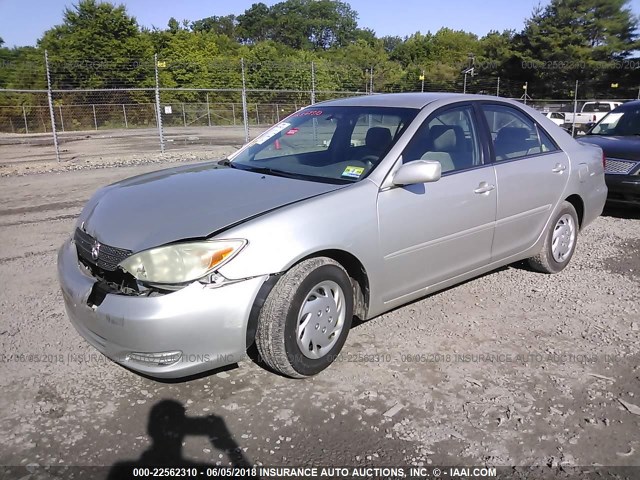 4T1BE32K64U940856 - 2004 TOYOTA CAMRY LE/XLE/SE ვერცხლისფერი ფოტო 2
