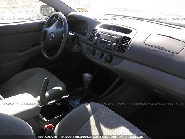 4T1BE32K64U940856 - 2004 TOYOTA CAMRY LE/XLE/SE ვერცხლისფერი ფოტო 5