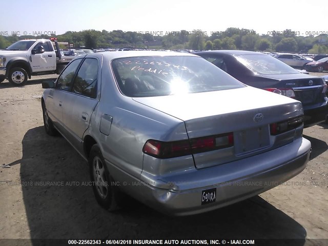 JT2BG22K4X0298909 - 1999 TOYOTA CAMRY LE/XLE SILVER photo 3