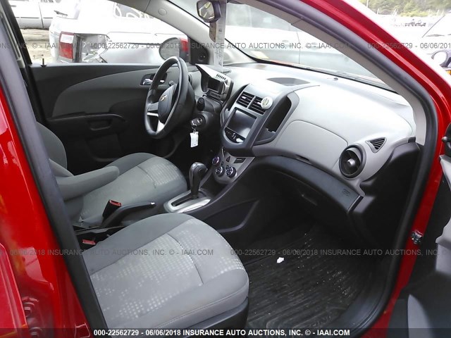 1G1JA5SG1D4197633 - 2013 CHEVROLET SONIC LS 红色 照片 5