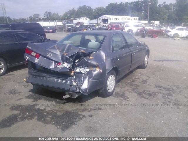 4T1BG22K0WU835947 - 1998 TOYOTA CAMRY CE/LE/XLE 灰色 照片 4