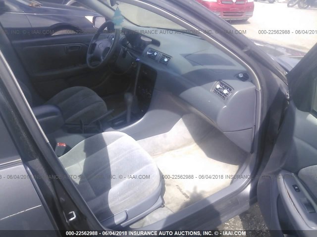 4T1BG22K0WU835947 - 1998 TOYOTA CAMRY CE/LE/XLE 灰色 照片 5
