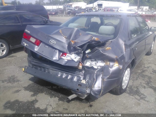 4T1BG22K0WU835947 - 1998 TOYOTA CAMRY CE/LE/XLE 灰色 照片 6