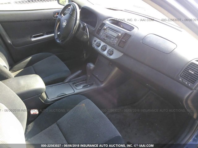 4T1BE32K05U414336 - 2005 TOYOTA CAMRY LE/XLE/SE 蓝色 照片 5