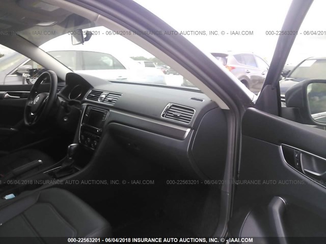 1VWDT7A34HC081036 - 2017 VOLKSWAGEN PASSAT R-LINE Boz foto 5