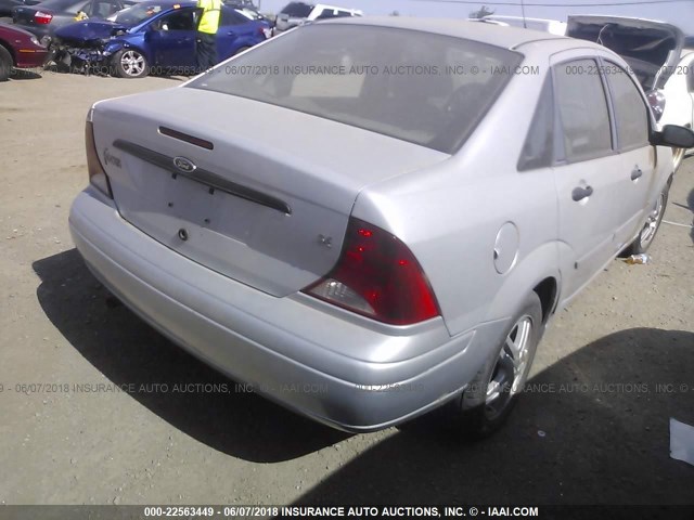 1FAFP34Z83W209462 - 2003 FORD FOCUS SE COMFORT/SE SPORT SILVER photo 4