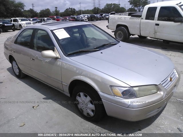 4T1BG22K1VU055700 - 1997 TOYOTA CAMRY CE/LE/XLE 金色 照片 1