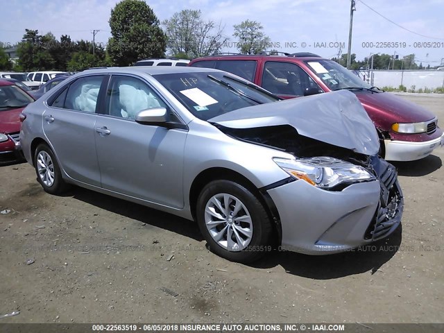 4T1BF1FK7HU368763 - 2017 TOYOTA CAMRY LE/XLE/SE/XSE SILVER photo 1