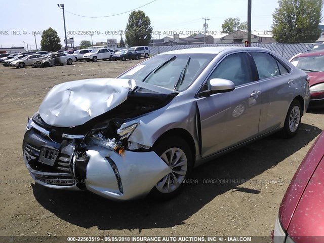 4T1BF1FK7HU368763 - 2017 TOYOTA CAMRY LE/XLE/SE/XSE SILVER photo 2