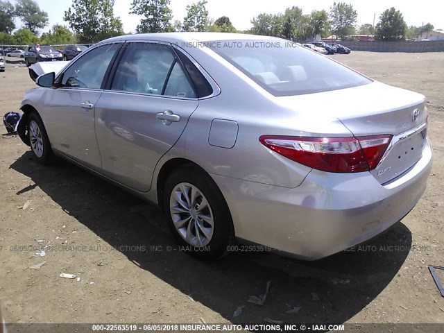4T1BF1FK7HU368763 - 2017 TOYOTA CAMRY LE/XLE/SE/XSE SILVER photo 3