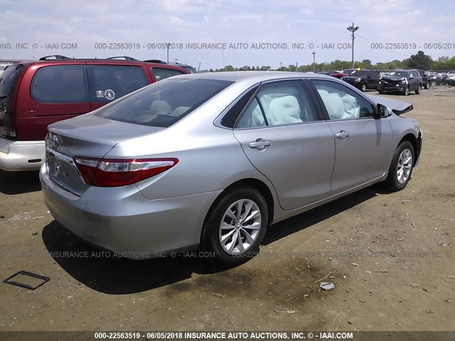 4T1BF1FK7HU368763 - 2017 TOYOTA CAMRY LE/XLE/SE/XSE SILVER photo 4