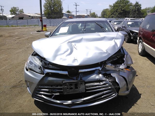 4T1BF1FK7HU368763 - 2017 TOYOTA CAMRY LE/XLE/SE/XSE SILVER photo 6