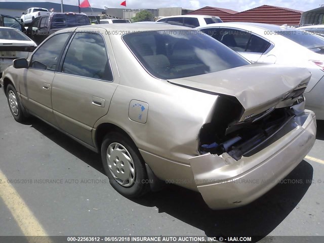 JT2BG22K5W0139430 - 1998 TOYOTA CAMRY CE/LE/XLE TAN photo 3