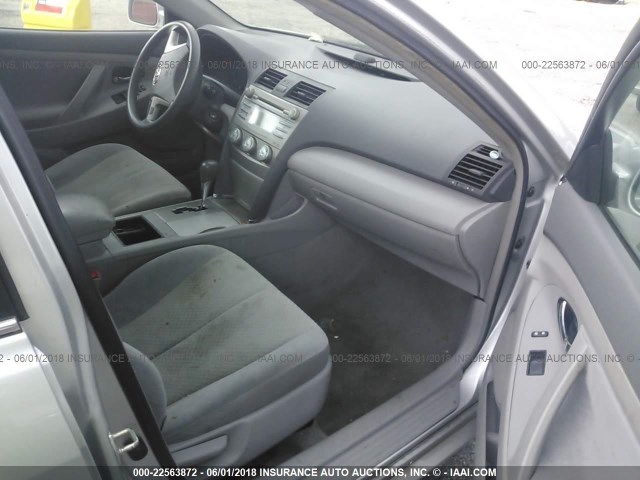 4T1BE46K69U866636 - 2009 TOYOTA CAMRY SE/LE/XLE SILVER photo 5