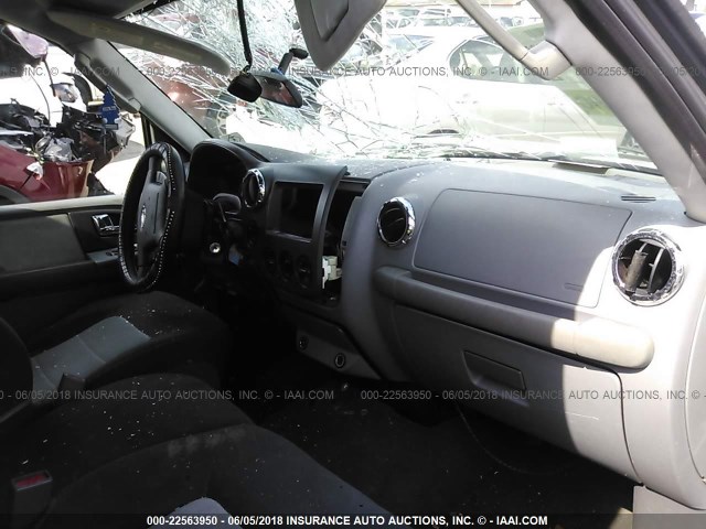 1FMPU16506LA50962 - 2006 FORD EXPEDITION XLT SILVER photo 5