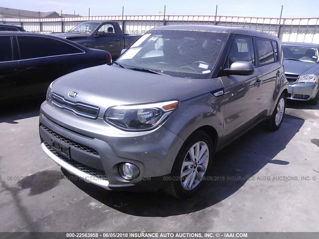 KNDJP3A5XJ7533686 - 2018 KIA SOUL + GRAY photo 2