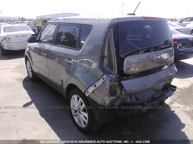 KNDJP3A5XJ7533686 - 2018 KIA SOUL + GRAY photo 3