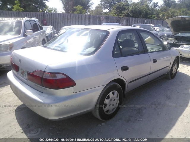 1HGCF8648WA024068 - 1998 HONDA ACCORD DX GRAY photo 4