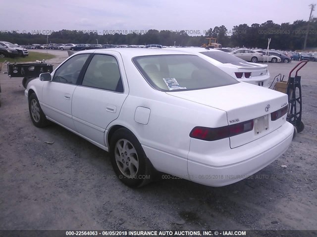 JT2BF28K5X0190020 - 1999 TOYOTA CAMRY LE/XLE WHITE photo 3