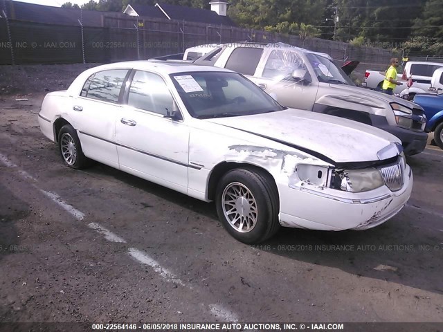 1LNHM82W82Y625298 - 2002 LINCOLN TOWN CAR SIGNATURE WHITE photo 1