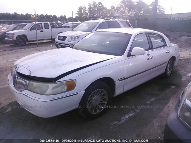 1LNHM82W82Y625298 - 2002 LINCOLN TOWN CAR SIGNATURE WHITE photo 2