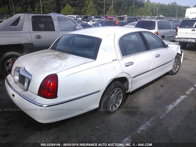 1LNHM82W82Y625298 - 2002 LINCOLN TOWN CAR SIGNATURE WHITE photo 4