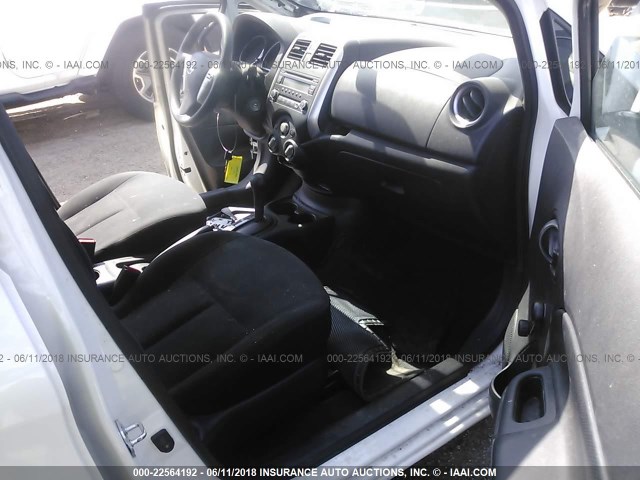 3N1CE2CP4EL377978 - 2014 NISSAN VERSA NOTE S/S PLUS/SV/SL WHITE photo 5