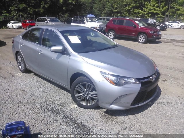 4T1BF1FK5HU689524 - 2017 TOYOTA CAMRY LE/XLE/SE/XSE SILVER photo 1
