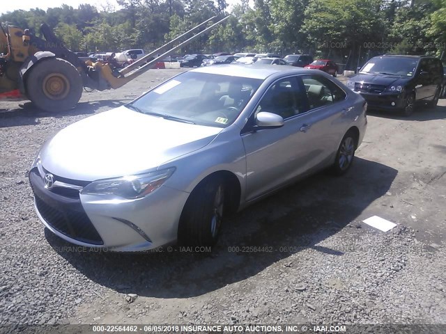 4T1BF1FK5HU689524 - 2017 TOYOTA CAMRY LE/XLE/SE/XSE SILVER photo 2