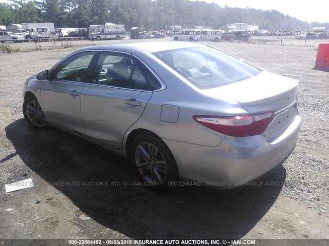 4T1BF1FK5HU689524 - 2017 TOYOTA CAMRY LE/XLE/SE/XSE SILVER photo 3