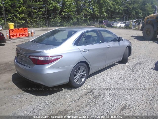 4T1BF1FK5HU689524 - 2017 TOYOTA CAMRY LE/XLE/SE/XSE SILVER photo 4