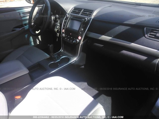 4T1BF1FK5HU689524 - 2017 TOYOTA CAMRY LE/XLE/SE/XSE SILVER photo 5