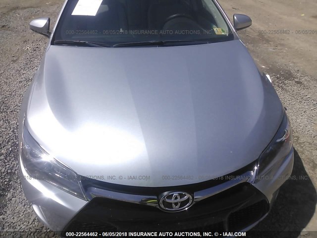 4T1BF1FK5HU689524 - 2017 TOYOTA CAMRY LE/XLE/SE/XSE SILVER photo 6