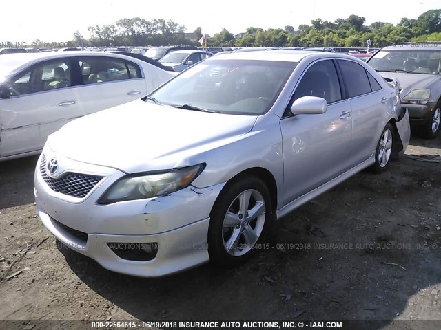 4T1BF3EK2BU621217 - 2011 TOYOTA CAMRY SE/LE/XLE 银色 照片 2