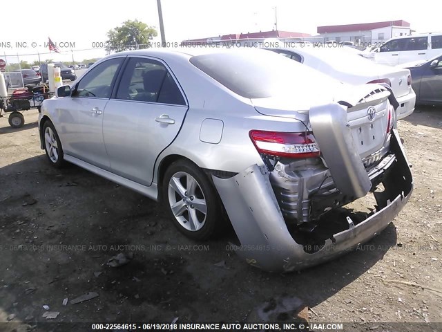 4T1BF3EK2BU621217 - 2011 TOYOTA CAMRY SE/LE/XLE 银色 照片 3
