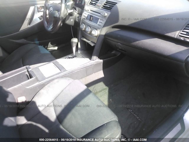 4T1BF3EK2BU621217 - 2011 TOYOTA CAMRY SE/LE/XLE 银色 照片 5