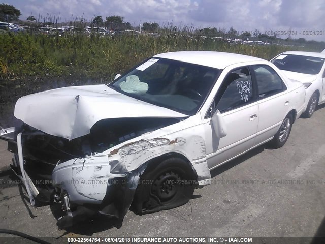 4T1BG22K0WU283057 - 1998 TOYOTA CAMRY CE/LE/XLE WHITE photo 2