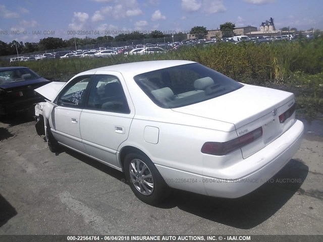 4T1BG22K0WU283057 - 1998 TOYOTA CAMRY CE/LE/XLE WHITE photo 3