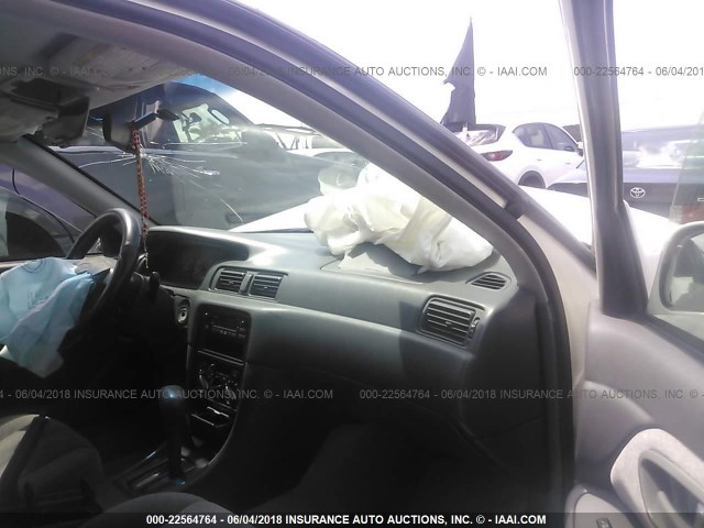 4T1BG22K0WU283057 - 1998 TOYOTA CAMRY CE/LE/XLE WHITE photo 5