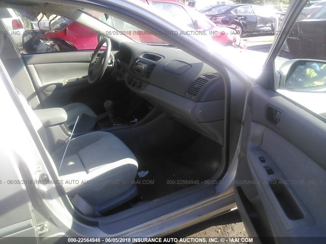 4T1BE32K13U119226 - 2003 TOYOTA CAMRY LE/XLE/SE 银色 照片 5